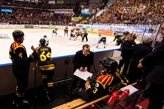 Brynäs tränare Thomas Berglund står i båset och