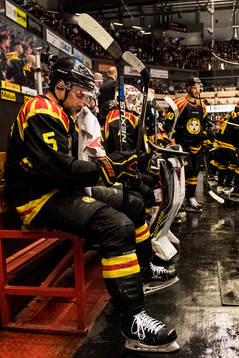 Brynäs Lukas Kilström deppar i båset