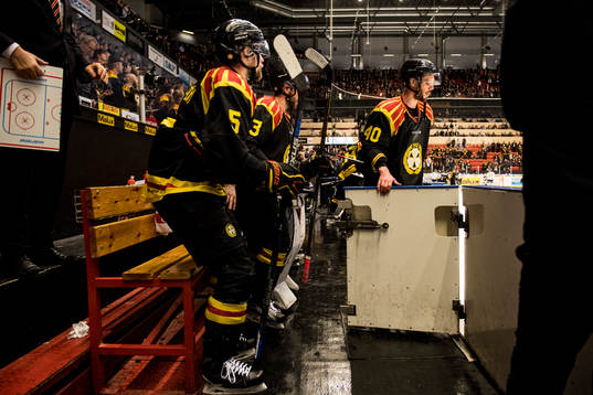 Brynäs Jesper Jensen och Lukas Kilström deppar i båset