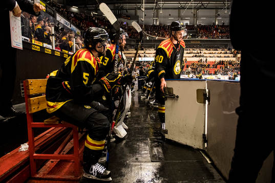 Brynäs Jesper Jensen och Lukas Kilström deppar i båset