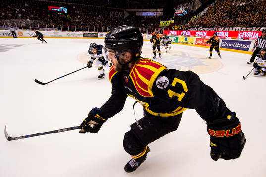 s Mattias Tedenby jagar Brynäs Pathrik Westerholm