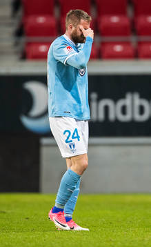 Malmö FFs Lasse Nielsen lämnar planen
