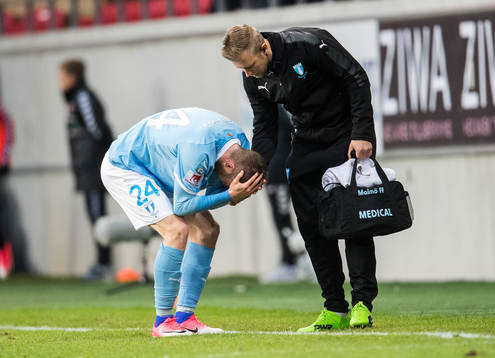 Malmö FFs Lasse Nielsen lämnar planen