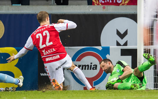 Kalmars Svante Ingelsson och målvakt Johan Wiland