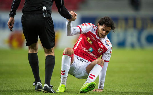 Kalmars Mahmoud Eid får hjälp av domare Bojan Pandzic att