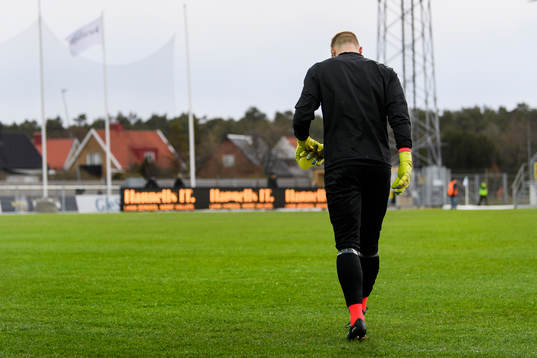 Falkenbergs målvakt Hampus Nilsson på väg in på plan