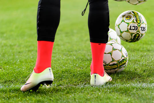 Bollar på gräsmattan före fotbollsmatchen i Superettan