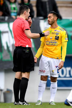 Falkenbergs Amin Nazari får gult kort av domare Nermin