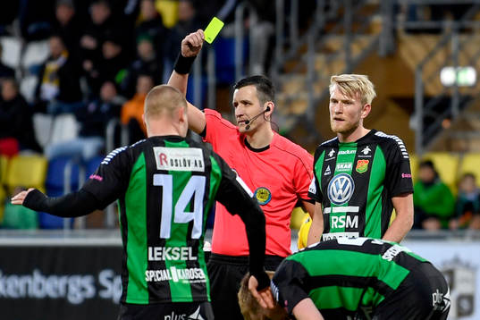 Domare Nermin Cisic ger GAIS Carl Nyström gult kort