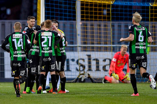 GAIS Dardan Rexhepi jublar med lagkamrater