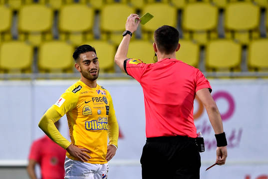 Falkenbergs Amin Nazari får rött kort av domare Nermin