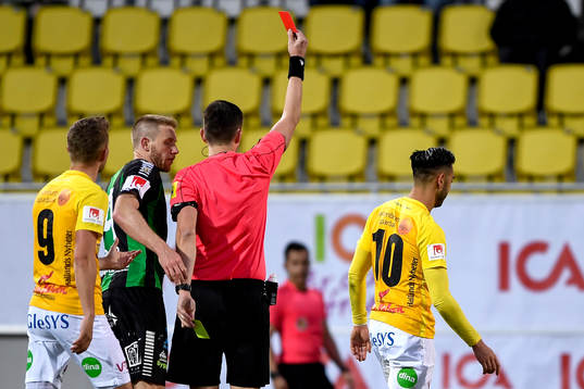 Falkenbergs Amin Nazari får rött kort av domare Nermin