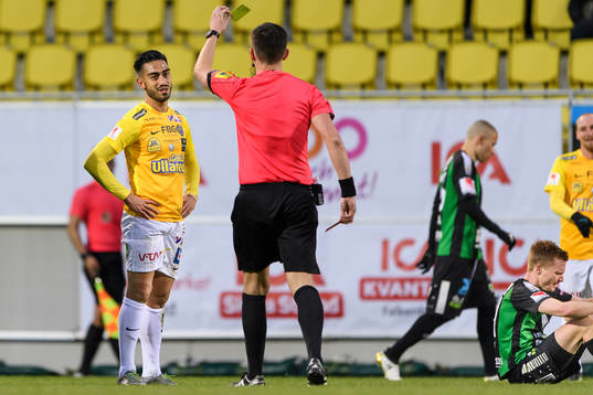 Falkenbergs Amin Nazari får sitt andra gula kort av domare