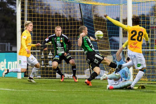 Bollen tar på GAIS James Sinclair arm