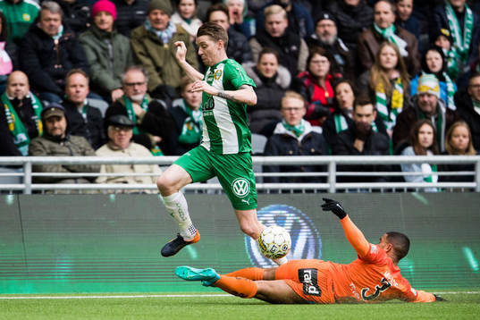 Hammarbys Birkir Már Saevarsson i kamp om bollen med AFC