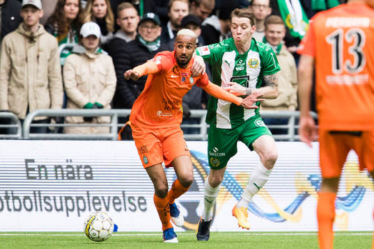 AFC Eskilstunas Ferid Ali i kamp om bollen med Hammarbys