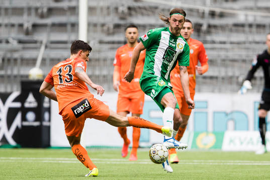 AFC Eskilstunas Thomas Piermayr i kamp om bollen med