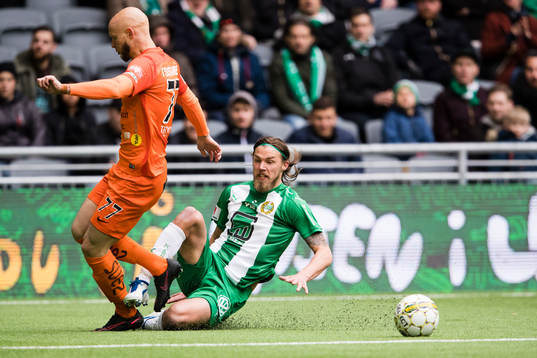 AFC Eskilstunas Zourab Tsisaridzei kamp om bollen med