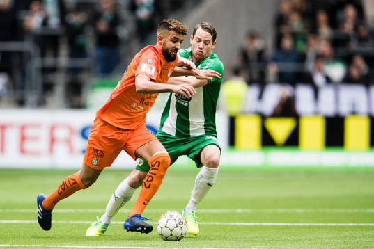 AFC Eskilstunas Omar Eddahri i kamp om bollen med Hammarbys