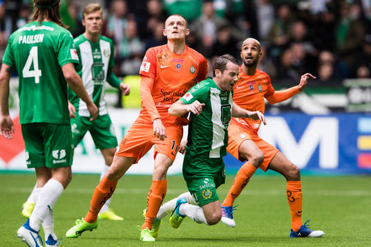 AFC Eskilstunas Simon Alexandersson i kamp om bollen med