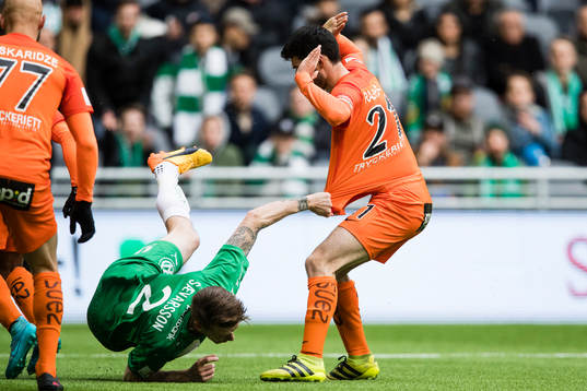 Hammarbys Birkir Már Saevarsson och AFC Eskilstunas Ansel