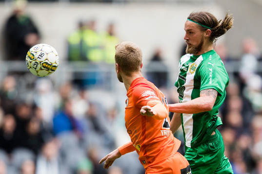 AFC Eskilstunas Alexander Michel i en nickduell med