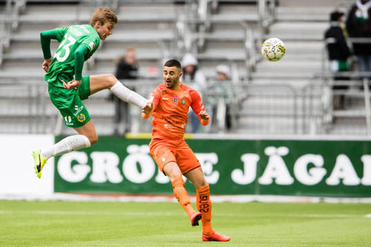 Hammarbys Marcus Degerlund rensar undan bollen framför AFC