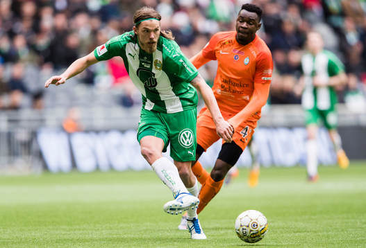 Hammarbys Björn Paulsen och AFC Eskilstunas Amadou Kalabane