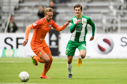 AFC Eskilstunas Alexander Michel i kamp om bollen med