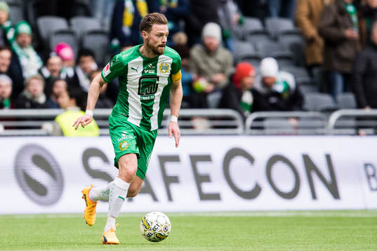 Hammarbys Arnór Smárason med bollen