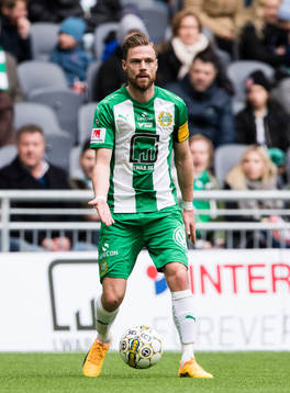 Hammarbys Arnór Smárason med bollen