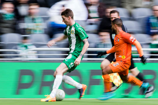 Hammarbys Birkir Már Saevarsson jagas av AFC Eskilstunas