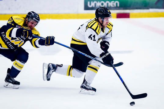 s Mattias Tedenby och Brynäs Juuso Ikonen