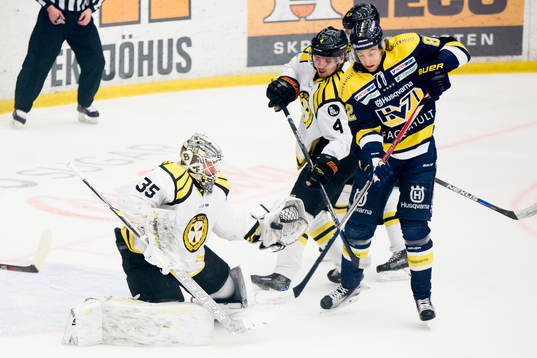 Brynäs målvakt David Rautio räddar framför Brynäs