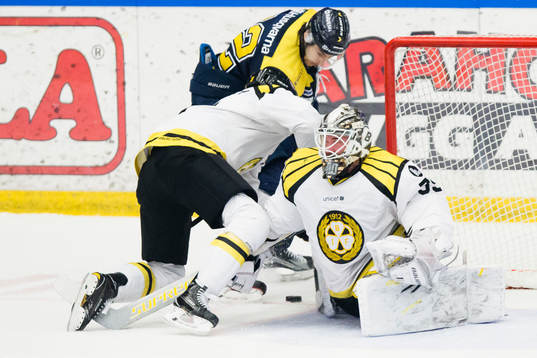 s Kevin Stenlund oroar framför Brynäs målvakt David