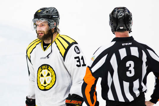 Brynäs Jonathan Granström i diskussion med Domare Linus
