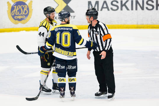 s Martin Thörnberg i diskussion med domaren Mikael Nord
