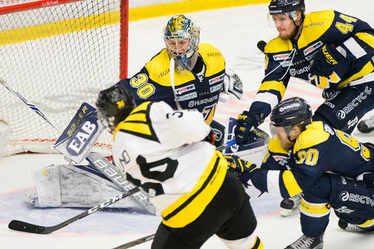 s målvakt Linus Söderström räddar mot Brynäs Linus