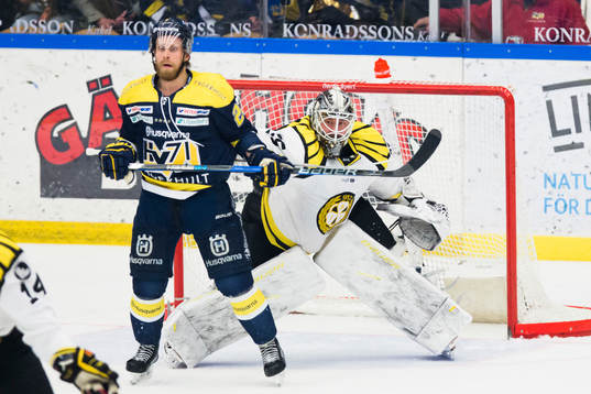 s Mattias Tedenby framför Brynäs målvakt David Rautio