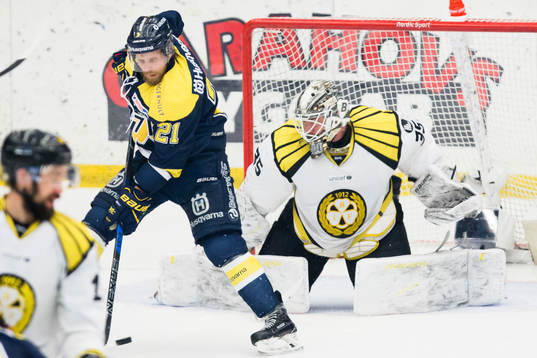 s Mattias Tedenby framför Brynäs målvakt David Rautio