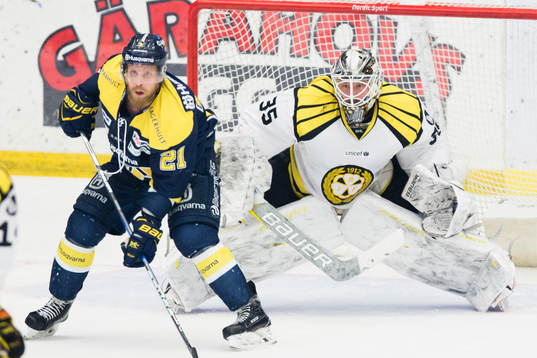 s Mattias Tedenby framför Brynäs målvakt David Rautio
