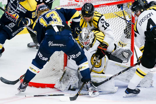 Brynäs målvakt David Rautio och Daniel Paille försvarar