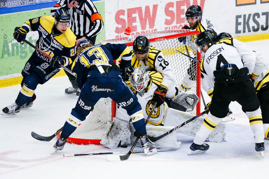 Brynäs målvakt David Rautio och Daniel Paille försvarar
