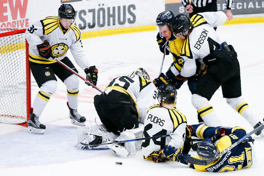 s Mattias Tedenby oroar framför Brynäs målvakt David