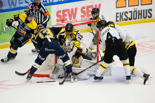 s Oscar Sundh oroar Brynäs målvakt David Rautio och