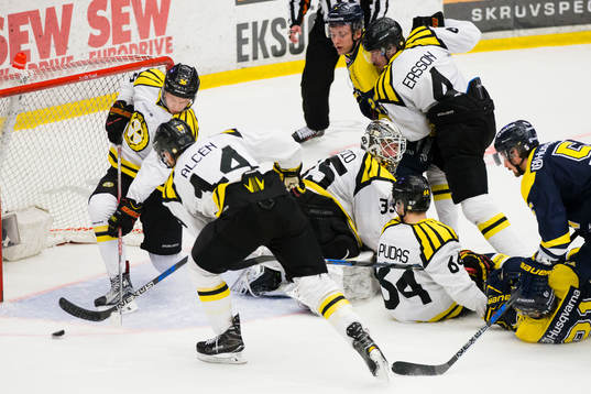 Brynäs Linus Ölund rensar undan pucken framför målet