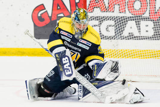 s målvakt Linus Söderström räddar