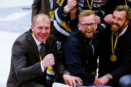s tränare Johan Lindbom, Johan Davidsson, Johan Hult jublar