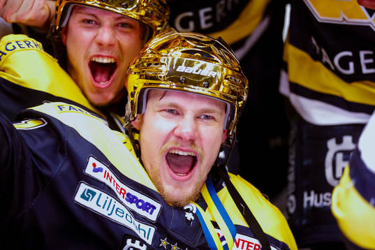 s Simon Önerud jublar