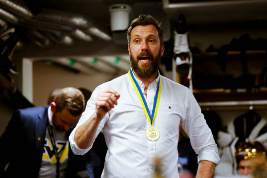 s sportchef håller ett tal i omklädningsrummet